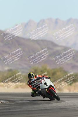 media/Oct-30-2025-Racers Edge (Thu) [[dabbdaf680]]/3-B Group/Session 2 (Turn 14)/